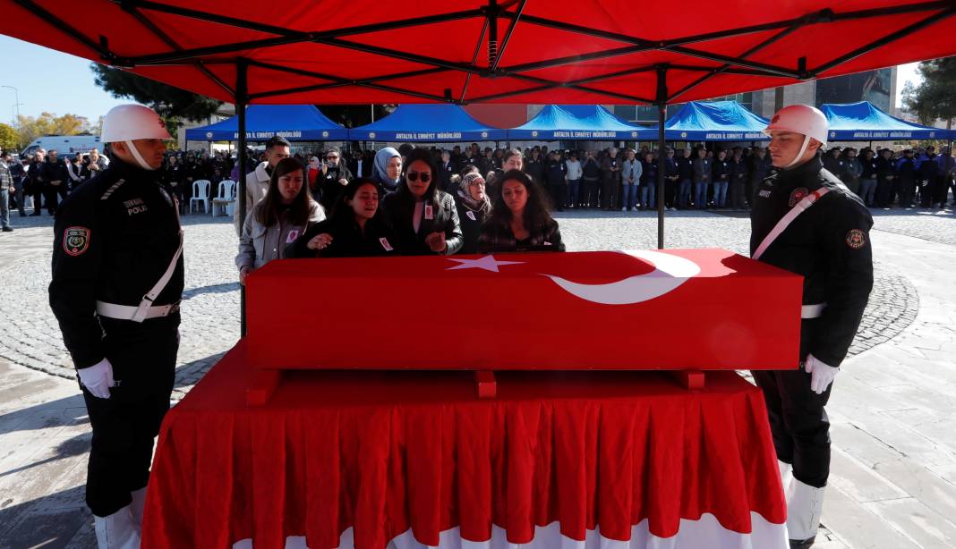 Polis babaya veda: Kızları "Götürmeyin babamı" diye feryat etti 5